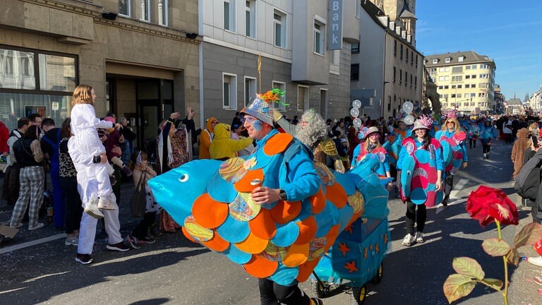 Gute Laune und bunte Kostüme beim Rosenmontagsumzug 2025 in Koblenz.