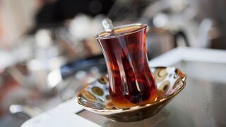 Ist zu heißer Tee eine Gefahr für die Gesundheit? Nur auf wenige Menschen trifft hierzulande zu, was sich in Studien im Hinblick auf Speiseröhrenkrebs als problematisch erwies: täglich mehr als 0,7 Liter Tee trinken, heißer als 60 Grad Celsius.