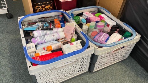 Unter anderem Hygieneartikel wie feste Seife oder Shampoo werden für die Menschen in der Ukraine benötigt. Vor Ort werden die Artikel an Einrichtungen und Bedürftige verteilt.