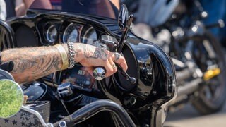 An der A8 bei Leipheim sind am Samstag (5.9.) viele Motorräder auf dem Weg zum Harley-Davidson-Treffen in Österreich kontrolliert worden (Symbolfoto)