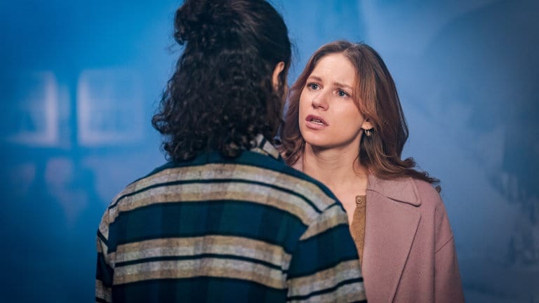 Albert (Alessio Hirschkorn) und Celine (Ana-Carolina Kleine) stehen sich vor dem Löwen gegenüber