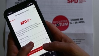 Ein SPD-Mitglied stimmt im Mitgliedervotum der Partei über den ausgehandelten Koalitionsvertrag ab.