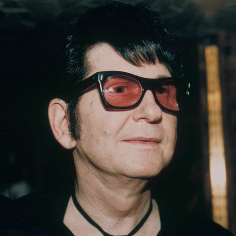 Portrait von Sänger Roy Orbison mit seinen typischen schwarzen Haaren und Sonnenbrille.