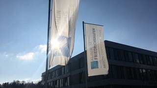 Flaggen wehen vor dem Klinikum in in der Stadt Friedrichshafen, das zum Medizin Campus Bodensee (MCB) gehört.