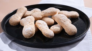 Löffelbiskuit, angerichtet auf einem Teller. Ein SWR1 Pfännle-Rezept zum Motto "Bock auf Brot".