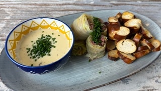 Brezelchips und Chinakohlröllchen mit Käsesoße-Dip