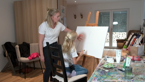 Mama Jasmin steht Milia mit Rat und Tat zur Seite. Die Mediengestalterin hat ihrer Tochter einige Maltechniken gezeigt und genießt es, gemeinsam mit Milia zu malen. Sie betont: Alles, was gemalt wird, malt Milia selbst.