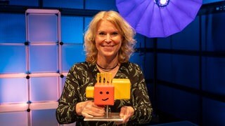 Janine Lüttmann mit Trophäe, Preisträger*in des Kinderhörspielpreises der Stadt Karlsruhe bei den ARD Hörspieltagen 2023