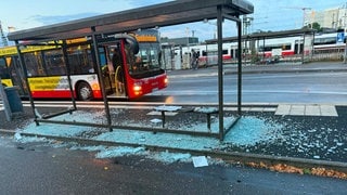 In Bad Friedrichshall haben Unbekannte die Scheiben mehrerer Bushaltestellen zerschlagen.