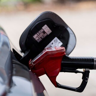 Symbolbild Zapfpistole an Tankstelle. Die hohen Spritpreise belasten gerade auch die Pendler in Rheinland-Pfalz. 