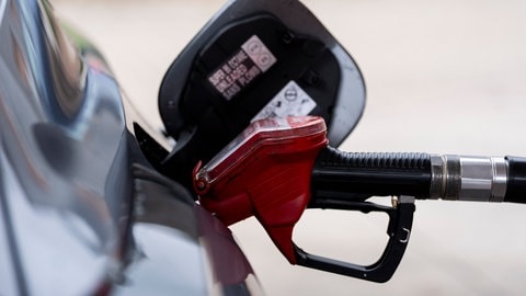 Symbolbild Zapfpistole an Tankstelle. Die hohen Spritpreise belasten gerade auch die Pendler in Rheinland-Pfalz. 