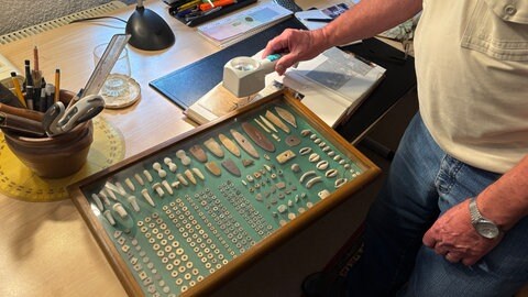 Der ägyptische Schmuck befindet sich in einem Schaukasten und wird durch eine Glasscheibe geschützt.