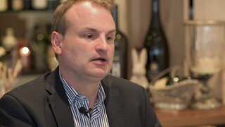 In einem Restaurant erklärt Frank Roth, wie sich sein Leben durch die Abnehmspritze verändert hat. 