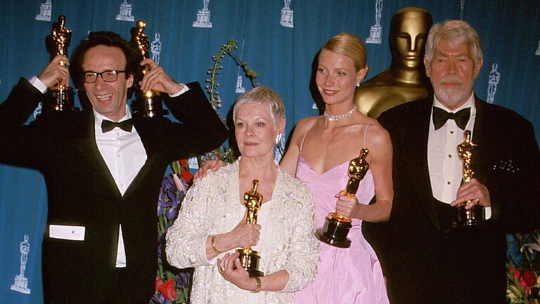 Roberto Begnini, Judi Dench, Gwyneth Paltrow und James Coburn posieren mit ihren Oscars (1999).