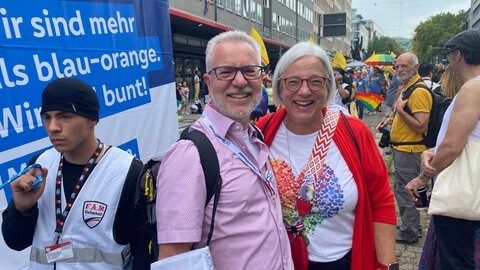 Harald und Jutta schauen lachend beim CSD Stuttgart 2025 in die Kamera. 