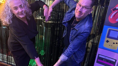 Annett und Jochen formen mit ihren Armen ein Herz