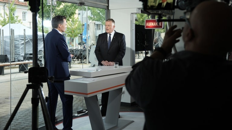 SWR Aktuell Sommerinterview aus dem PopUp Studio. Sascha Becker interviewt Ministerpräsident Gordon Schnieder.