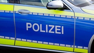 Ein Polizeiauto im Einsatz (Symbolbild). Die Polizei sucht nach einer 15-Jährigen aus Stockhausen-Illfurth.