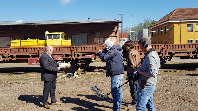 Dreharbeiten auf dem Gelände der Firma BahnLog in Sankt Ingbert. Links Bahnspediteur Jörg Michael Fries.