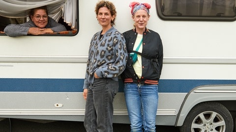 Die beiden Filmemacherinnen Anna Koch und Julia Lemke stehen am Wohnwagen.