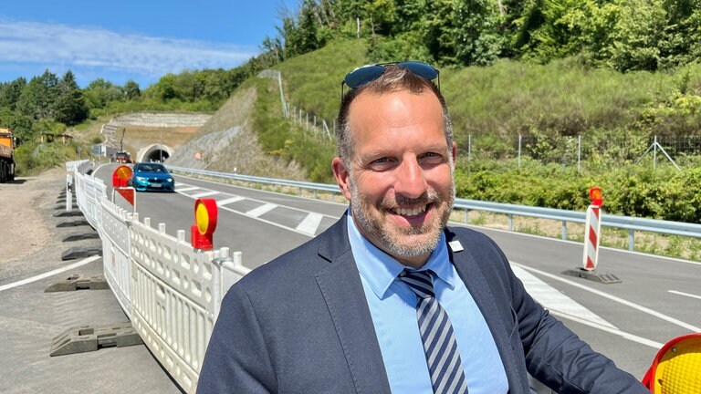 Der Imsweilerer Ortsbürgermeister Peter Ziepser ist froh, dass der Verkehr auf der neuen Ortsumgehung rollt.