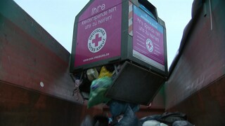 Ein Altkleidercontainer wird in Freiburg geleert.