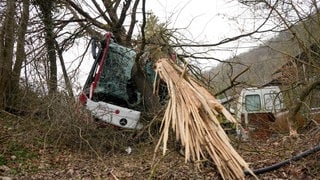 Bei einem Unfall auf der Landstraße zwischen Sindringen und Öhringen-Ohrnberg (Hohenlohekreis) ist ein Linienbus von der Straße abgekommen und gegen einen Baum geprallt. Der Fahrer wurde schwer verletzt, Fahrgäste waren keine an Bord.