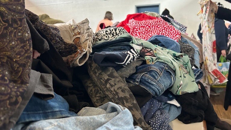 Hunderte Hosen, Shirts, Pullover und Jacken haben heute ihren Besitzer gewechselt. Komplett kostenlos.