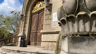 Am Landgericht Landau beginnt der Prozess gegen einen 45-Jährigen, der seine Ehefrau unter Drogen gesetzt und vergewaltigt haben soll - mehrmalig. Der Fall erinnert an den von Gisèle Pelicot aus Frankreich.