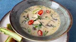 Hühnersuppe mit frittiertem Spargel
