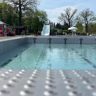 Halbvolles Schwimmbecken
