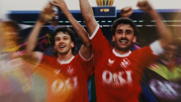 Schlußjubel von Uwe Scherr (li.) und Stefan Kuntz (re.) auf dem Platz als der 1. FC Kaiserslautern im März 1991 Deutscher Meister wird.