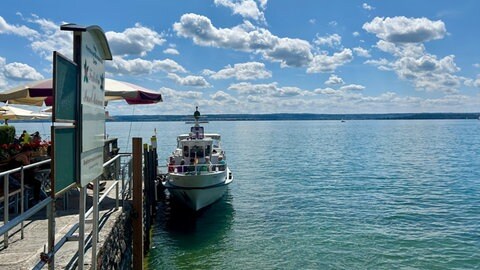 Pflegende Angehörige auf einer Rundfahrt über den Bodensee bei einem Verwöhntag