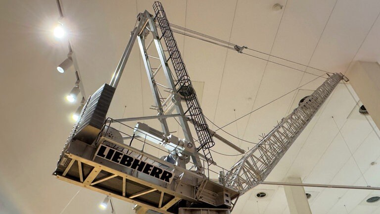 Ein Kranmodell in der Ausstellung
