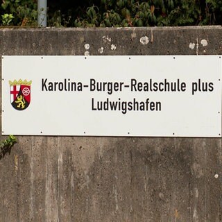 Eine Außenansicht der Karolina-Burger-Realschule plus in Ludwigshafen.