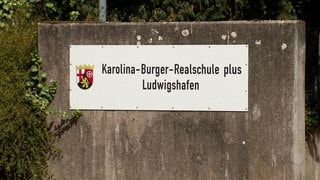 Eine Außenansicht der Karolina-Burger-Realschule plus in Ludwigshafen.
