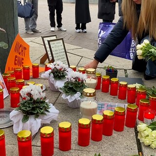 Mehrere Frauenunterstützungseinrichtungen in Ludwigshafen haben eine Mahnwache für eine getötete Frau abgehalten. Nach der Tötung der Ehefrau: Verwandte sprechen jetzt von brutalem Mord.