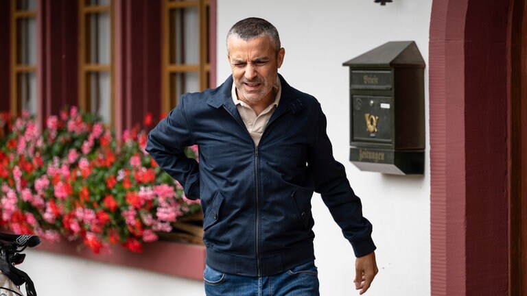 Manuel (Marco Canadea) mit schmerzverzerrtem Gesicht vor dem Fallerhof