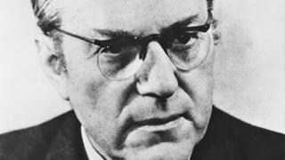 Porträt von Otto Grotewohl, SED-Parteivorsitzender, Vorsitzender des Verfassungsausschusses, späterer Ministerpräsident der DDR, schwarz-weiß
