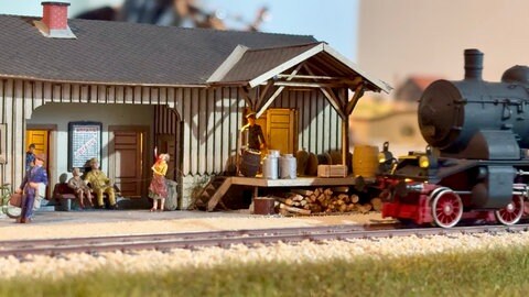 Eine Modelleisenbahn fährt in einen Bahnhof ein. Die Miniatur-Welt der Brenztalbahn gehört dem Heidenheimer Modellbauer Uwe Siedenkop. 