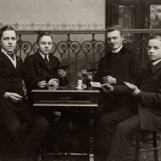 Junge Burschen beim Kartenspielen, historische Aufnahme um 1900