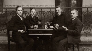 Junge Burschen beim Kartenspielen, historische Aufnahme um 1900