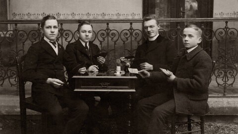 Junge Burschen beim Kartenspielen, historische Aufnahme um 1900