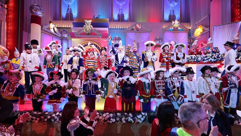 Traditionell beginnt die Sitzung bereits mit einem echten Highlight. Dem Einzug der Vertreterinnen und Vertreter der Mainzer Garden. Mit "Helau"-Rufen begrüßen junge Gardisten der Mainzer Karnevalsvereine die Besucher der Fernseh-Fastnachtssitzung.