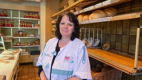 Elke Zängerle steht in der Bäckerei Zängerle in Gottenheim und schaut in die Kamera