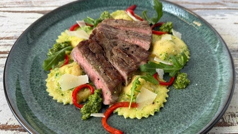 Ravioli mit Paprika-Ricotta-Füllung und Steakstreifen