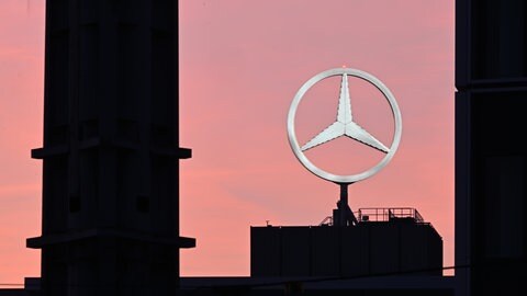 Der Mercedes Stern, das Logo des Fahrzeugherstellers Mercedes-Benz dreht sich auf einem Gebäude am Stammwerk. Heute präsentiert Mercedes seine Zahlen.