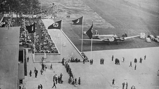 Eröffnung des Flughafens Frankfurt am 8. Juli 1936 durch Erhard Milch. Auf dem Vorfeld steht eine Junkers Ju52 der Lufthansa.