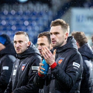 Die Spieler des 1. FC Heidenheim bedanken sich nach dem Spiel gegen Köln bei ihren Fans