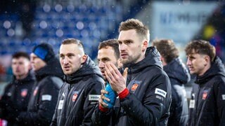 Die Spieler des 1. FC Heidenheim bedanken sich nach dem Spiel gegen Köln bei ihren Fans